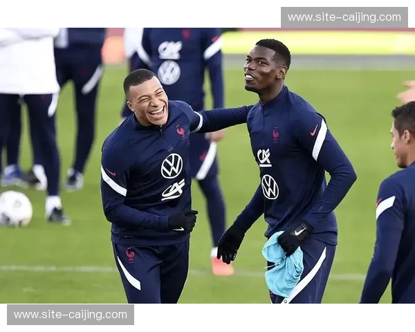 法国队定位球战术引入多主罚手配置，格列兹曼姆巴佩轮流主罚